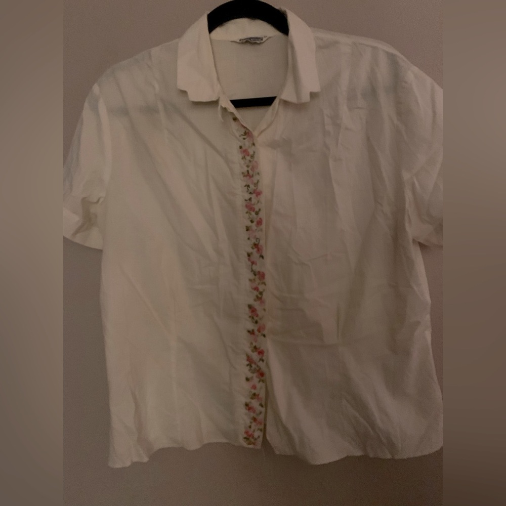 VTG Top with embroidered flowers